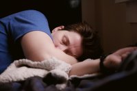 Je testosteron daalt al na een week te weinig slaap
